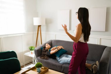 Profesyonel psikolog genç bir kızı hipnotize ediyor. Akıl sağlığıyla ilgili sorunları için kanepede yatıyor.