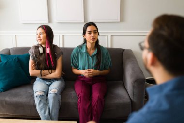 İspanyol anne ve kötü davranışlı öfkeli kızı terapistten tavsiye istiyorlar.