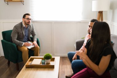 Çekici psikolog terapi seansı sırasında bir sürü sorunu olan evli bir çifti dinliyor.