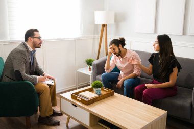 Bir sürü evlilik sorunu yaşayan genç bir kadın ve kızgın kocasıyla çiftler terapisine geliyor.