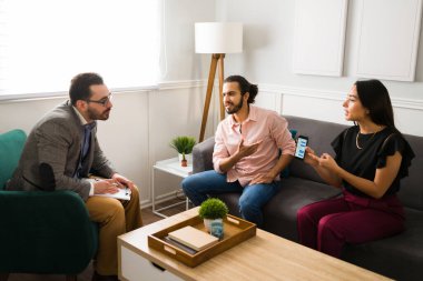 Terapideki kızgın genç kadın terapiste kocasının onu aldattığıyla ilgili mesajlar yolluyor. 