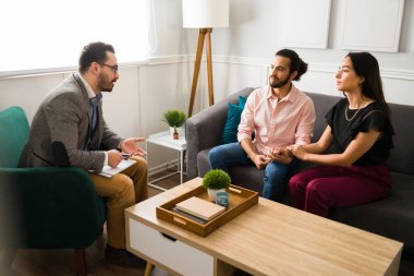 Kafkasyalı profesyonel terapist terapide evli bir çifte sorunlarını soruyor.