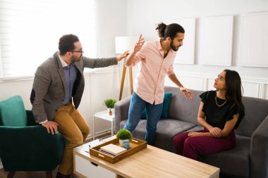 Karısına çiftler terapisi sırasında tokat atmaya ya da vurmaya çalışan bir koca. Bir psikologla fiziksel şiddet sorunları olan evli bir çift.