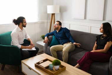 Kızgın koca, erkek bir psikologla çift terapisi sırasında yaşadıkları sorunlar için karısını suçluyor.