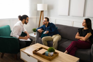 Çift terapisindeki İspanyol kadın ilişki yaşıyor. Kızgın bir adam, karısını aldattığının kanıtı olarak terapiste mesaj atıyor.