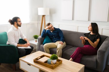 Bir sürü sorunu olan evli bir çift terapistten ilişki tavsiyesi almaya geliyor.