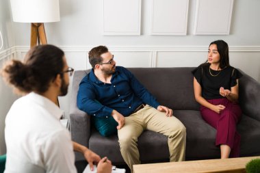 Kocası ve terapistiyle evlilik sorunları hakkında konuşan üzgün bir eş. 