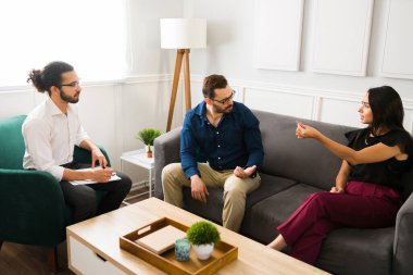 Kızgın kadın, çiftler terapisinde kavga ederken yüzüğünü çıkarıp kocasından boşanmak istiyor.