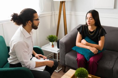 Üzgün görünen bunalımlı kadın, erkek İspanyol bir terapistle mutsuz hayatı hakkında konuşuyor.