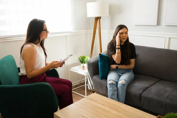 Angry Teen Emotional Problems Ignoring Her Therapist Having Negative Emotions — Stock Photo, Image