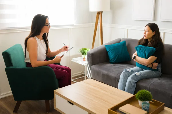 Akıllı profesyonel terapist not alıyor ve genç bir kıza akıl sağlığı ve aile sorunları hakkında sorular soruyor. 