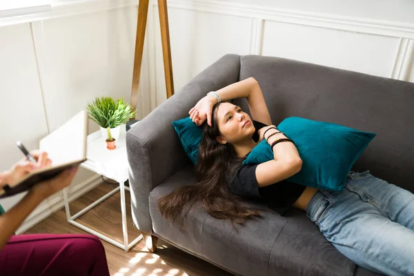 Unavený Smutný Dospívající Dívka Odpočívá Gauči Během Terapie Relace Získat — Stock fotografie