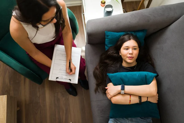 Vista Superior Una Triste Adolescente Acostada Sofá Del Terapeuta Hablando — Foto de Stock