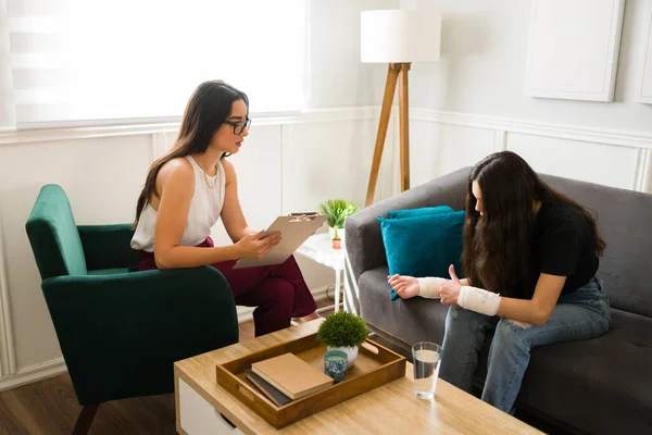 Heartbroken Depressed Girl Dealing Trauma Grief Talking Her Problems Therapist — Stock Photo, Image