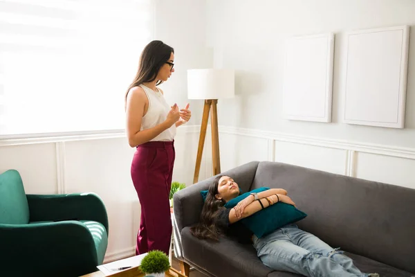 Smart Hispanic Therapist Trying Hypnosis Tecnique Teen Girl Depression Talk — Stock Photo, Image