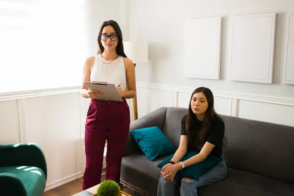 Professional Female Psychologist Treating Depressed Teen Girl Giving Mental Health — Stock Photo, Image