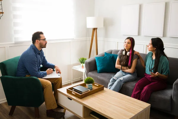 Beautiful Mother Her Teen Daughter Talking Family Problems Therapy Session — Fotografia de Stock