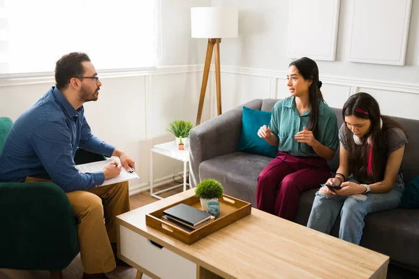 Endişeli anne, genç kızıyla ilgili kötü davranışları ve sorunlarını profesyonel bir psikologla konuşuyor.