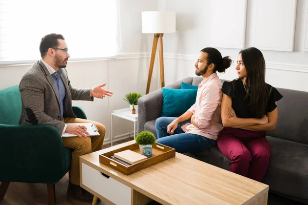Male Therapist Talking Marriage Problems Giving Mental Health Advice Angry — Stock Photo, Image
