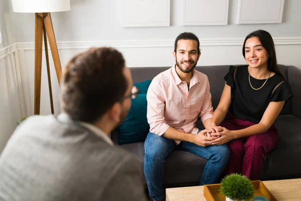 Attractive Cheerful Husband Wife Holding Hands While Smiling Therapist Giving — Foto de Stock