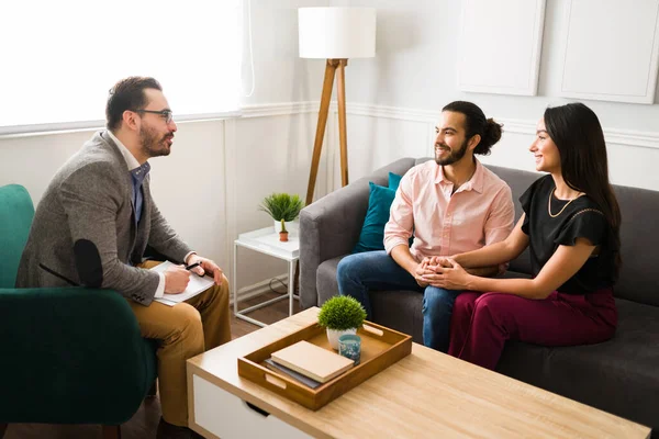 Therapist Listening Happy Husband Wife Solving Marriage Problems Couples Therapy — Stock Photo, Image