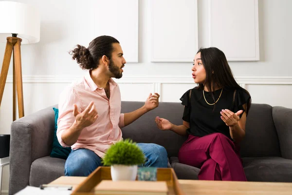 Arrabbiato Coppia Latina Urlando Parlando Dei Loro Problemi Matrimonio Mentre — Foto Stock