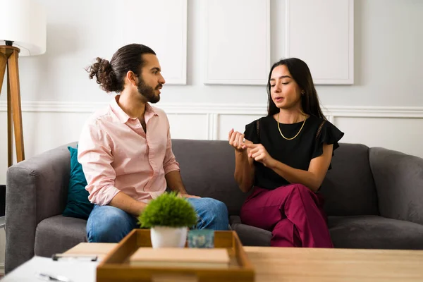 Young Hispanic Couple Arguing Fighting While Coming Couples Therapy Try — Zdjęcie stockowe