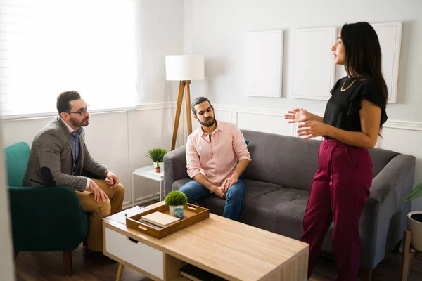 Beautiful Woman Standing Explaining Her Problems Male Therapist While Having — Stock Photo, Image