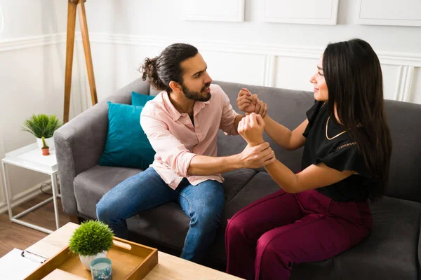 Arg Man Som Försöker Stoppa Fysiska Övergrepp Från Sin Fru — Stockfoto