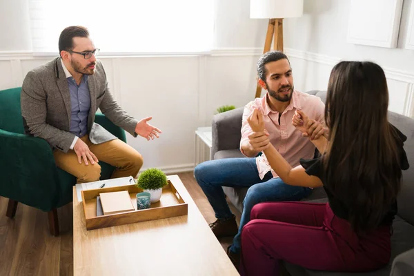 Professional Therapist Trying Help Hispanic Couple Arguing Dealing Physical Abuse — Fotografia de Stock