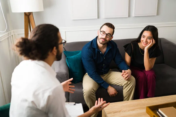 Cheerful Couple Smiling Solving Marriage Problems While Listening Therapist Advice — Fotografia de Stock