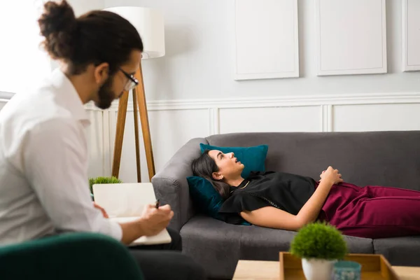 Latin Therapist Taking Notes Asking Questions Female Patient Her Mental — Stock Photo, Image