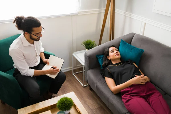 High Angle Beautiful Woman Lying Psychologist Couch Asking Help Solve — Stockfoto