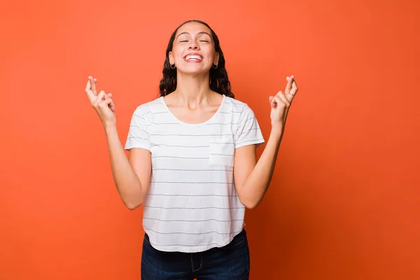 Mujer Feliz Cruzando Los Dedos Sintiéndose Afortunada Mientras Intenta Lograr —  Fotos de Stock