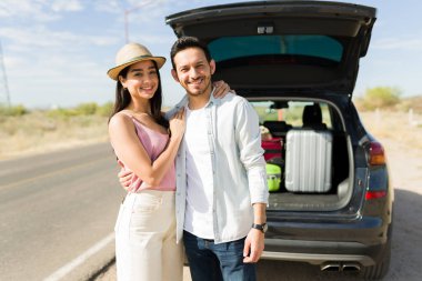 Çekici bir çiftin portresi. Birbirlerine gülümseyen bir çift. Hafta sonu uzun bir yolculukta kucaklaşırken.