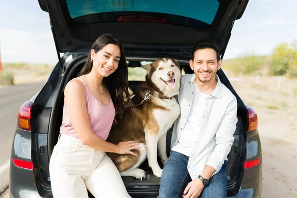 Young Couple Dog Sitting Together Car Trunk While Taking Break — Stockfoto