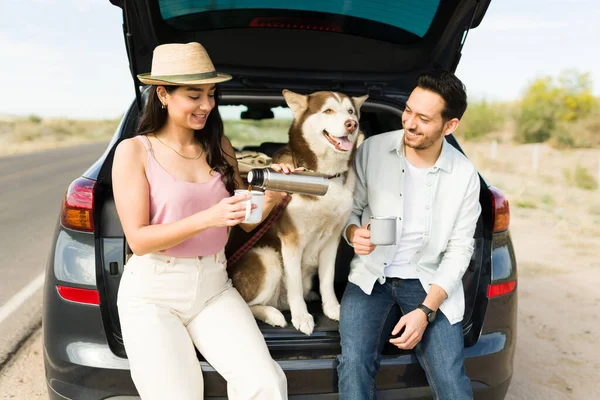 Attractive Woman Drinking Coffee Her Boyfriend Husky Dog Car While — ストック写真
