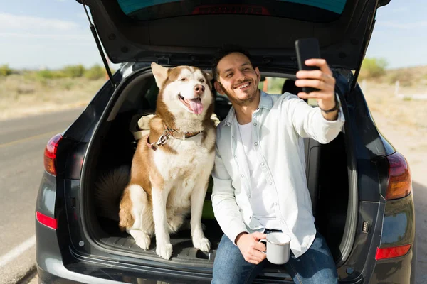 Glada Ung Man Tar Selfie Med Sin Vackra Husky Hund — Stockfoto