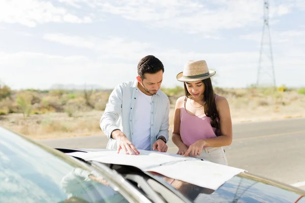 Hispanic Young Couple Looking Map While Stopping Side Road Car — Fotografia de Stock