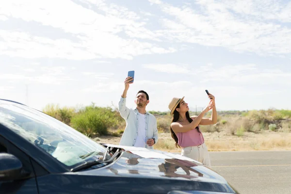 Stressed Latin Couple Getting Lost Road Trip Signal Smartphones Ask — Stock Fotó