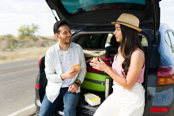 Attractive Young Man Woman Eating Sandwich While Resting Car Trunk — Foto de Stock