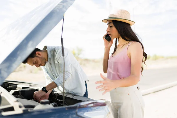Angry Young Couple Talking Phone Asking Roadside Assistance Car Broke — Stockfoto