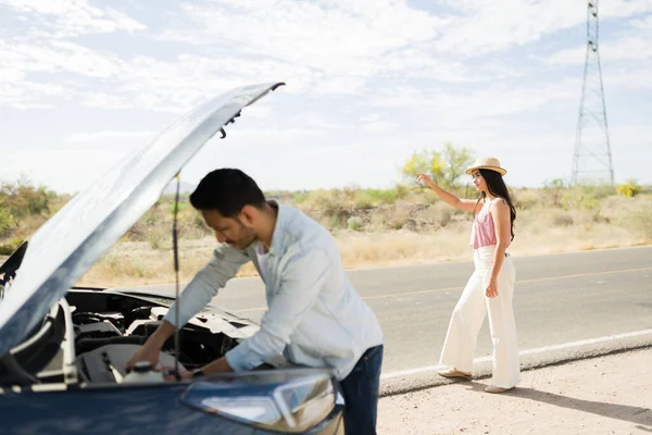 Latin Young Woman Making Autostop Asking Ride Her Boyfriend Car — ストック写真