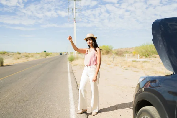 Όμορφη Νεαρή Γυναίκα Ένα Χαλασμένο Αυτοκίνητο Κάνει Autostop Στην Άκρη — Φωτογραφία Αρχείου