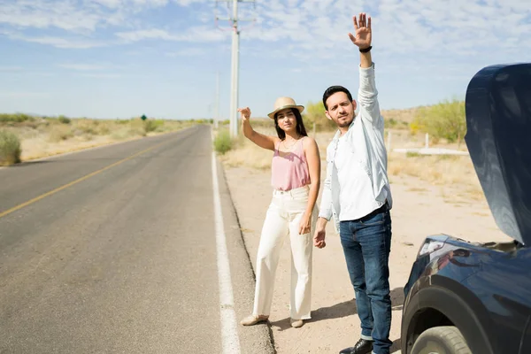 Hispanic Couple Making Autostop Asking Help Repair Broke Car While — Stock Fotó