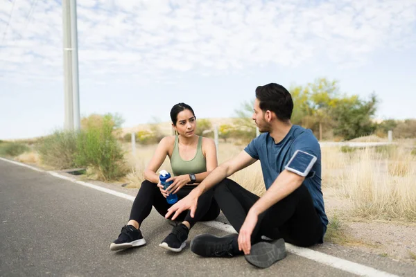 Active Couple Sitting Resting Long Workout Together Outdoors Young Woman — Stockfoto