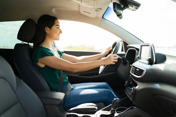 Happy Attractive Woman Smiling Enjoying Driving Her Car Long Trip — ストック写真