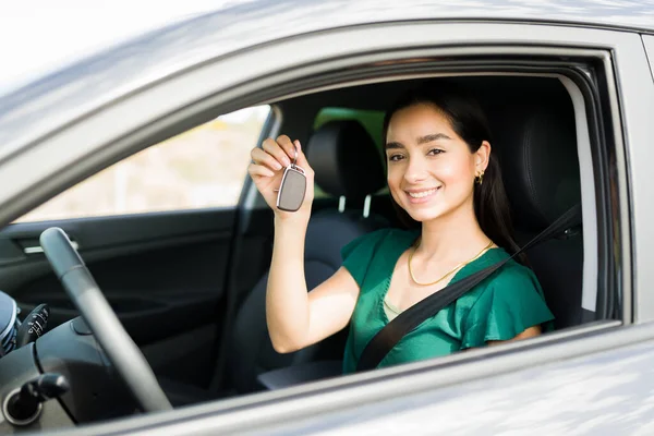 Hispanic Gorgeous Woman Showing Her New Car Keys While Sitting — Stockfoto