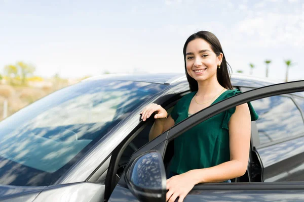 Mulher Latina Bonita Entrar Seu Carro Novo Para Iniciar Passeio — Fotografia de Stock