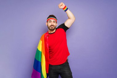 Gurur yürüyüşü ve eşcinsel haklarını destekleyen eşcinsel bir adamın portresi.